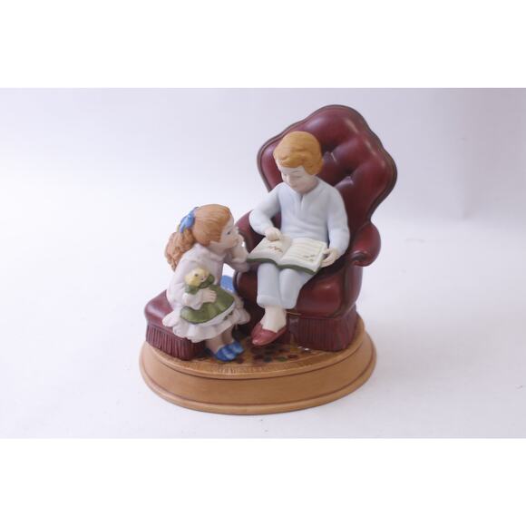 Enjoying the Night Before Christmas, Ceramic Statue, Children Reading a Book, - Picture 1 of 3